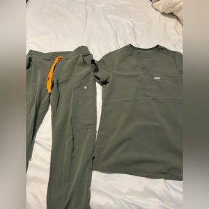 FIGS MOSS SCRUB TOP AND BOTTOM SET